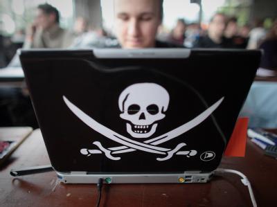 Pirat mit Zubehör: Ohne Notebook und soziale Netzwerke geht in der Piratenpartei kaum etwas. Foto: Fredrik von Erichsen/Archiv Pirat mit Zubehör