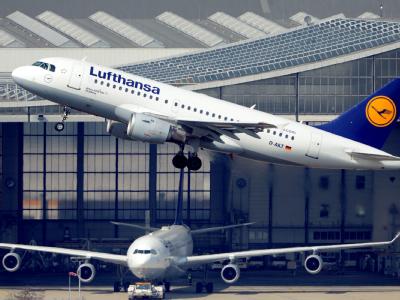Eine Lufthansa-Maschine startet auf dem Flughafen in Frankfurt am Main. Foto: Boris Roessler Flughafen Frankfurt