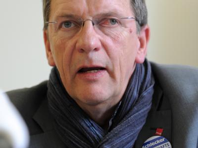 Verdi-Verhandlungsführer Bernhard Franke während einer Pressekonferenz in Kassel spricht über die Situation der insolventen Drogeriekette Schlecker. Foto: Uwe Zucchi/Archiv Bernhard Franke
