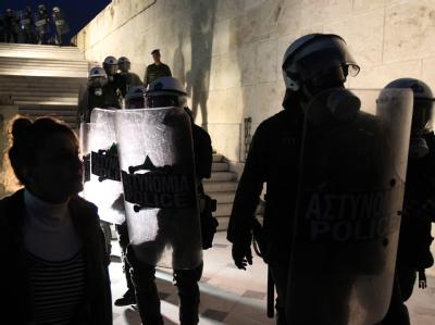 Der Tod eines 77-Jährigen war Anlass für neue, gewalttätige Demonstrationen gegen das griechische Sparprogramm. Foto: Orestis Panagiotou Polizeisperre