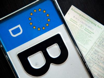 Die EU-Kommission will die Autozulassung deutlich einfacher gestalten. Foto: Robert Schlesinger Kennzeichen