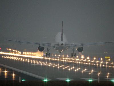 Auf den größten deutschen Flughafen in Frankfurt kommt ein dauerhaftes Nachtflugverbot zu. Foto: Fredrik Von Erichsen Nachtflugverbot Flughafen Frankfurt