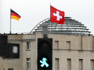 Die Fahne der Schweiz auf dem Dach der Schweizer Botschaft in Berlin: Der Schweizer Botschafter sieht das deutsch-schweizerische Steuerabkommen in Gefahr. Foto: Wolfgang Kumm Steuerabkommen mit der Schweiz