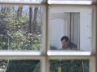 Der Literaturnobelpreisträger Günter Grass auf dem Weg in sein Atelier in Behlendorf. Foto: Marcus Brandt Günter Grass in Behlendorf