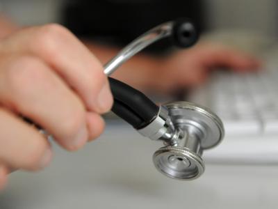 Einsparungen bei niedergelassenen Ärzte und Kliniken sollten zurückgenommen werden, fordern Mediziner. Foto: Marijan Murat/Symbolfoto Arzt