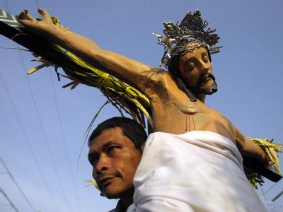 Christen in El Salvador erinnern an den Leidensweg Christi. Foto: Roberto Escobar Prozession in El Salvador