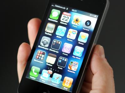 Das iPhone 4 von Apple: In China hat ein Schüler seine Niere für umgerechnet 2700 Euro an einen illegalen Organhändlerring verkauft - mit dem Geld kaufte er ein iPhone und ein iPad. Foto: Maurizio Gambarini/Archiv Chinesischer Schüler verkauft Niere für iPhone