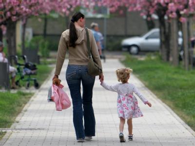 Für die Beziehungspflege in Familien fühlen sich nach wie vor zumeist Frauen verantwortlich. Foto: Patrick Pleul/Archiv Studie: Bindung zwischen Müttern und Töchtern am intensivsten