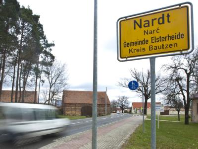 Grausamer Fund in Nardt, einem Ortsteil des nordsächsischen Elsterheide: Spaziergänger finden eine Babyleiche. Der Fall gibt der Polizei noch viele Rätsel auf. Foto: Oliver Killig Babyleiche an Kriegsgräberstätte in Sachsen gefunden