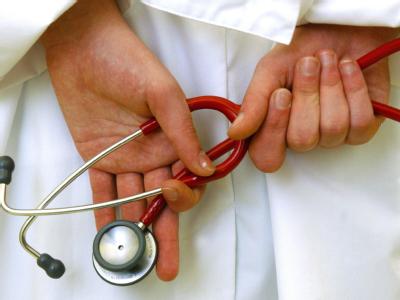 Die Krankenhäuser schlagen Alarm: Wegen der jüngsten Tarifabschlüsse geht ihnen finanziell die Luft aus, zehntausende Arbeitsplätze sind in Gefahr. Die Bundesregierung will nun helfen. Foto: P. Pleul/Archiv Arzt mit Stethoskop
