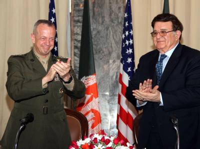 General John R. Allen (l), ISAF-Kommandeur, und Afghanistans Verteidigungsminister Abdul Rahim Wardak nach Unterzeichnung der Vereinbarung. Foto: S. Sabawoon Abkommen über Nachteinsätze