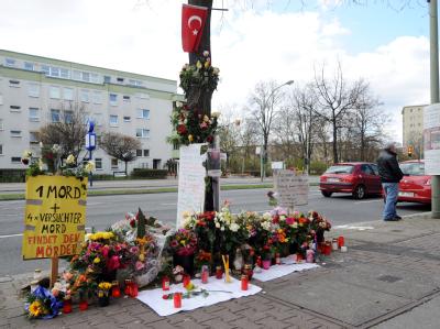 Ein Mann hat an dieser Stelle auf fünf junge Männer geschossen und dabei einen von ihnen getötet. Zwei weitere aus der Gruppe wurden lebensgefährlich verletzt. Foto: Maurizio Gambarini Blumen am Tatort in Neukölln