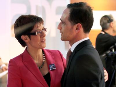 Annegret Kramp-Karrenbauer, Spitzenkandidatin der CDU bei der Landtagswahl im Saarland, und Heiko Maas, der Spitzenkandidat der SPD. Foto: Roland Holschneider Saar-Koalitionsverhandlungen