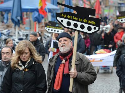 Gegen deutsche Rüstungsexporte protestiert dieser Demonstrant auf der traditionellen Abschlusskundgebung der Ostermärsche in Frankfurt am Main Foto: Boris Roessler Ostermarsch in Frankfurt