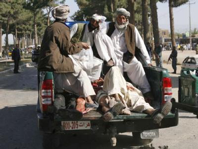 Nach dem Selbstmordanschlag: Die Provinz Herat galt bisher als vergleichsweise friedlich. Foto: Jalil Rezayee Selbstmörder töten in Afghanistan