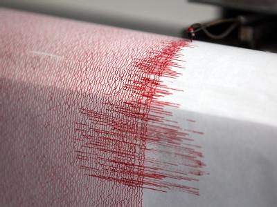 Ausschlag eines Seismographen. Immer wieder verursachen Erdbeben schwere Schäden. Foto: Oliver Berg/Archiv Seismograph