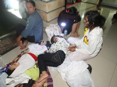 Nach den mächtigen Erdstößen in Indonesien gibt es für die Menschen nur eins: Möglichst schnell und möglichst weit vom Meer weg. Foto: Hotli Simanjuntak Einwohner in Banda Aceh