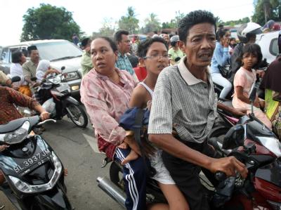 Einwohner von Banda Aceh fliehen nach der Tsunami-Warnung aus der bedrohten Region. Foto: Hotli Simanjuntak Flucht