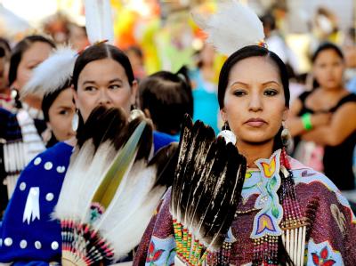Angehörige der Lakota Oglala Indianer während eines Stammestreffens in Pine Ridge, South Dakota. Foto: Mike Nelson/Archiv Indianer