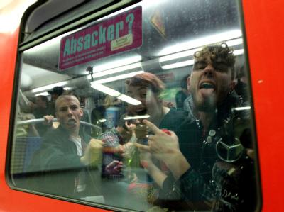 Jugendliche feiern im September 2011 das sogenannte 'Abschiedstrinken' in Hamburger U-Bahn