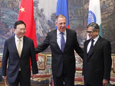 Kritik an Nordkorea - aber keine neuen Sanktionen: Russlands Außenminister Sergej Lawrow (M) sprach in Moskau mit seinen Amtskollegen Yang Jiechi (l) aus China und S.M. Krishna aus Indien über Nordkoreas Raketenstart. Foto: Yuri Kochetkov Kritik an Nordkorea
