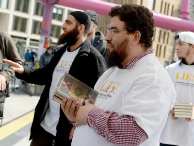 Verteilung kostenloser Koran-Exemplare am Potsdamer Platz in Berlin. Foto: Britta Pedersen Koran-Verteilung in Berlin