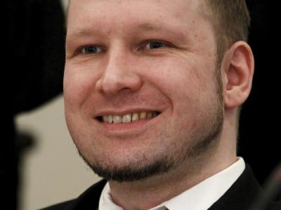 Der norwegische Massenmörder Anders Behring Breivik nutzt seinen Prozess als große Bühne. Er inszeniert seinen Auftritt mit eisiger Gleichgültigkeit - und schockiert gleichermaßen. Foto: Heiko Junge Seltsames Lächeln