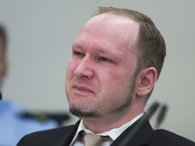 Als die Anklage ein Video vorführt, weint der Massenmörder. Foto: Heiko Junge Weinender Massenmörder
