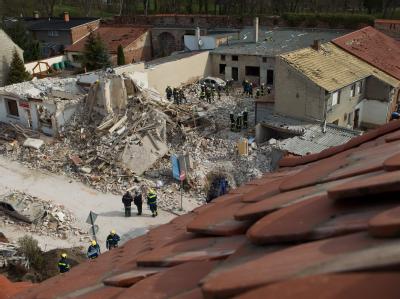 Ein dreistöckiges Mehrfamilienhaus ist in Zerbst bei einer Explosion zerstört worden. Foto: Jens Wolf Explosion in Zerbst