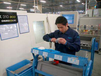 Ingenieure aus Indien, China oder Südamerika sollen künftig leichter in Deutschland arbeiten dürfen - doch die Opposition zweifelt an der Wirkung der neuen «Blue Card». Foto: Andreas Landwehr/Symbolbild Fachkraft