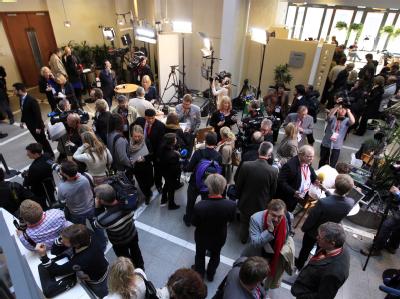 Notwendige Information oder Bühne für einen Massenmörder? Der Breivik-Prozess stellt die Journalisten vor große Herausforderungen. Foto: Lise Aserud Journalisten im Gerichtsgebäude in Oslo