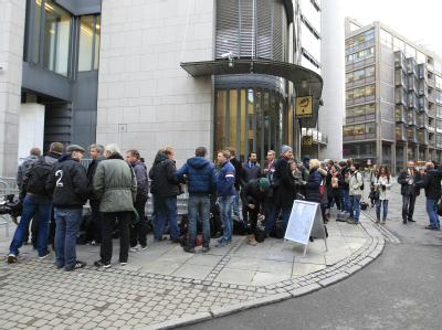 Dichtes Gedränge: Pressevertreter warten auf Einlass in das Gerichtsgebäude. Foto: Lisa Aserud Prozessbeginn