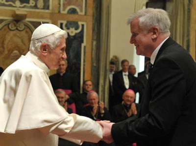 Im Vatikan gratuliert der bayerische Ministerpräsident Horst Seehofer Papst Benedikt zum 85. Geburtstag. Foto: epa/Osservatore Romano Papst Benedikt wird 85