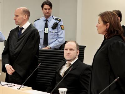 Anders Behring Breivik (M) flankiert von seinen Verteidigern Geir Lippestad (l) und Vibeke Hein Baera. Foto: Heiko Junge Breiviks Verteidigerteam