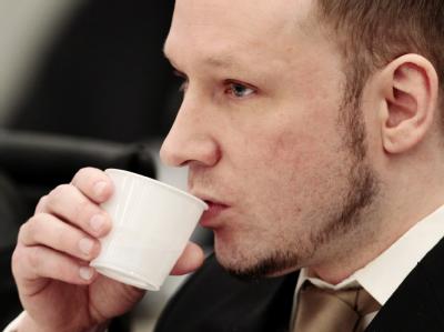 Die Eröffnung des Prozesses verfolgte der Angeklagte noch ohne besondere Regung. Foto: Hakon Mosvold Larsen Ohne Regung