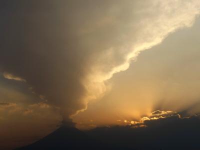 Der Vulkan Popocatépetl in Mexico regt sich wieder: Evakuierungen werden nicht mehr ausgeschlossen. Foto: Francisco Guasco Der Vulkan Popocatépetl