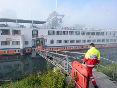 Im Karlsruher Rheinhafen liegt ein Kreuzfahrtschiff, das bei Elchesheim-Illingen auf Grund gelaufen und leckgeschlagen war. Foto: Uli Deck Kreuzfahrtschiff im Karlsruher Rheinhafen