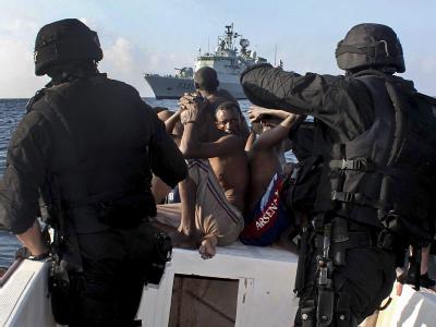 Mutmaßliche Piraten werden durch portugiesische Soldaten der Fregatte 'Alvares Cabral' im Golf von Aden, Somalia festgenommen. Foto: Carlos Dias/NATO/Archiv EU-Mission Atalanta