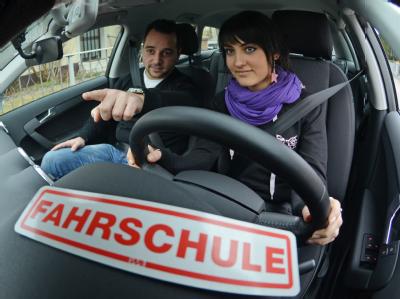 Die 17-jährige Fahrschülerin Kseniya Platkova und Fahrlehrer Thomas im Fahrschulauto. Foto: Armin Weigel Führerschein mit 16