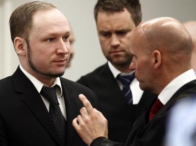 Anders Behring Breivik mit seinen Anwälten Geir Lippestad (r.) und Odd Ivar Groen (M.). Foto: Lise Aserud Anders Behring Breivik