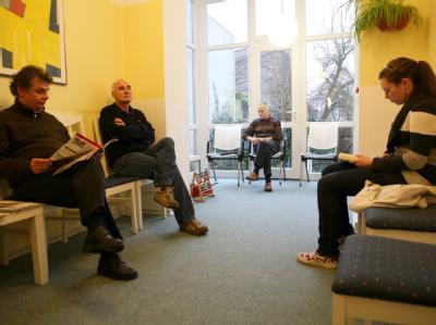 Patienten im Wartezimmer einer deutschen Arztpraxis. Foto: Carsten Rehder/Archiv Wartezimmer
