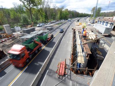Brückenarbeiten am Karlsruher Autobahndreieck: Am Wochenende droht hier ein Verkehrschaos. Foto: Uli Deck Karlsruher Dreieck