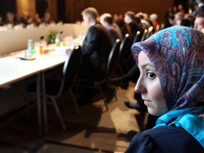 Teilnehmer der Deutschen Islamkonferenz sitzen im Umspannwerk im Berliner Bezirk Kreuzberg. Foto: Wolfgang Kumm Islamkonferenz