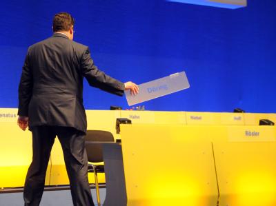 Patrick Döring, Generalsekretär der FDP, besichtigt in Karlsruhe die dm-Arena, in der der FDP-Bundesparteitag stattfindet. Foto: Uli Deck Döring