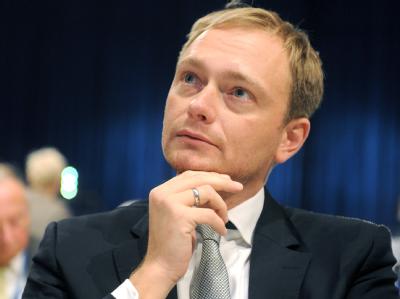 Christian Lindner, Spitzenkandidat der FDP bei den Landtagswahlen in d Nordrhein-Westfalen, verfolgt beim Bundesparteitag der FDP die Debatte. Foto: Uli Deck FDP Bundesparteitag