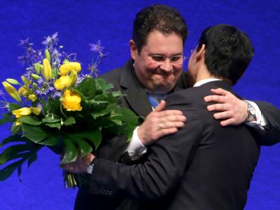 Patrick Döring nimmt nach seiner Wahl zum Generalsekretär Blumen von Philipp Rösler entgegen. Foto: Michael Kappeler Döring und Rösler