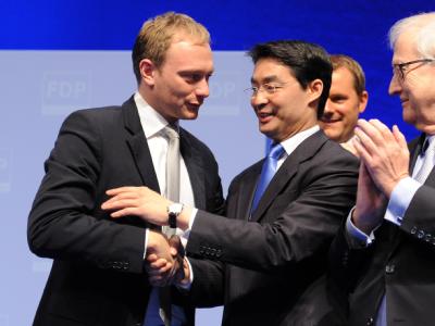 Christian Lindner gratuliert Philipp Rösler. Foto: Bernd Weißbrod Lindner und Rösler