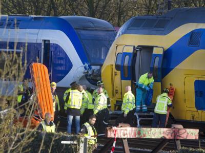 Ein Schnellzug und ein Regionalzug sind unweit des Bahnhofs von Amsterdam-Sloterdijk frontal zusammengestoßen. Foto: Evert Elzinga Kollision in Amsterdam