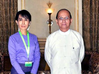 Aung San Suu Kyi und Birmas Präsident Thein Sein. Schwere Schlappe für Birmas Reformpräsident Thein Sein: Friedensnobelpreisträgerin Suu Kyi boykottiert den geplanten Einzug ins Parlament. Foto: EPA/MNA Suu Kyi boykottiert Parlament