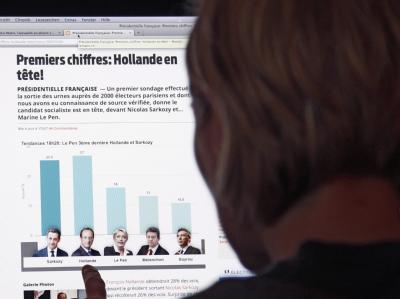 Vor Schließung der letzten Wahlbüros durften französische Medien Hochrechnungen nicht veröffentlichen, so dass ausländische Websites und Twitter als Informationsquellen genutzt wurden. Foto: Peter Klaunzer Tribune de Geneve